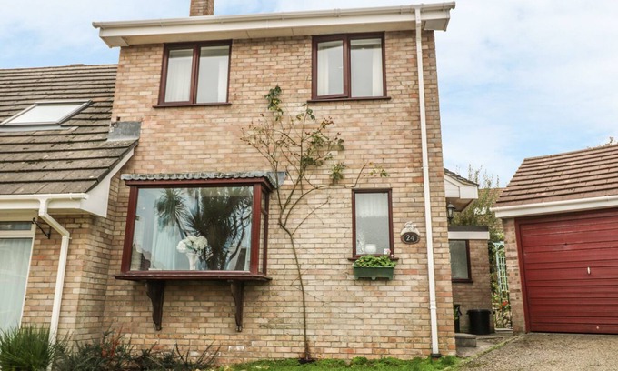 Maenporth Cottage | Pet-Friendly PHENESTS: Cozy Country Cottage in Falmouth