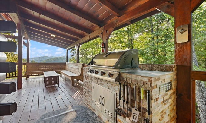 Zoe Cabin | Unforgettable Getaway: Hot Tub, Pool Table & Satellite TV