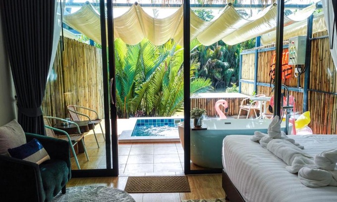 Ban Pa Yang House | Relax at Phetrapoolvilla: Private Pool & Hot Tub Retreat
