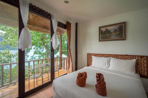 Ko Phi Phi Hotel | Beachfront Bliss at Phi Phi Cozy Seafront Resort