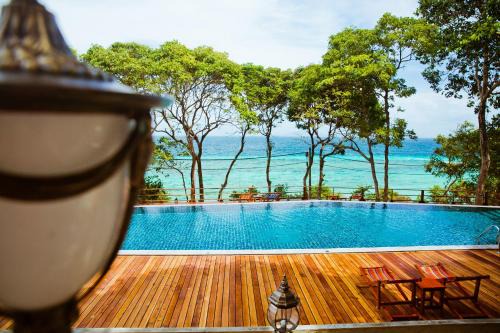 Ko Phi Phi Resort | Phi Phi Phu Chalet Resort: Oceanfront Retreat with Pool