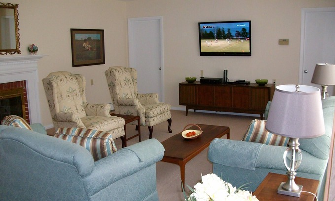 Andover House | Family-Friendly Phillips Academy Area: Perfect for Campus Visits