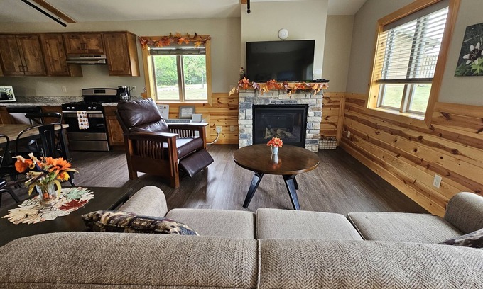 Orange Prairie Cottage | Family-Friendly Philips Legacy Cabin 2 with Kitchen Amenities