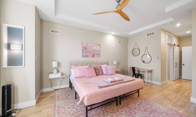 South Philadelphia House | Philly skyline with rooftop jacuzzi
