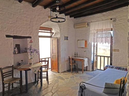 Ano Siros Apartment | Exceptional Oceanfront Stay at Philoxeno Traditional House