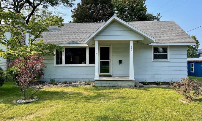 Oscoda Cottage | Inviting Phoebe's Lake Escape with Beach Access & Views