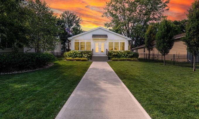 Lakeview House | Experience Phoebe’s Waterfront Lakehouse: Pet-Friendly Retreat