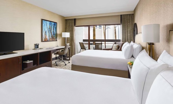 Phoenix Hotel | Phoenix Airport Stay with Free Shuttle, Outdoor Pool & Scenic Hiking Nearby