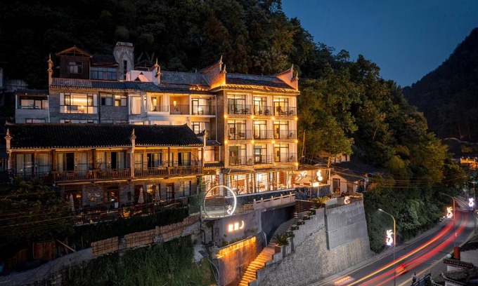 Fenghuang House | Discover Riverside Bliss at Phoenix Best River View B&B