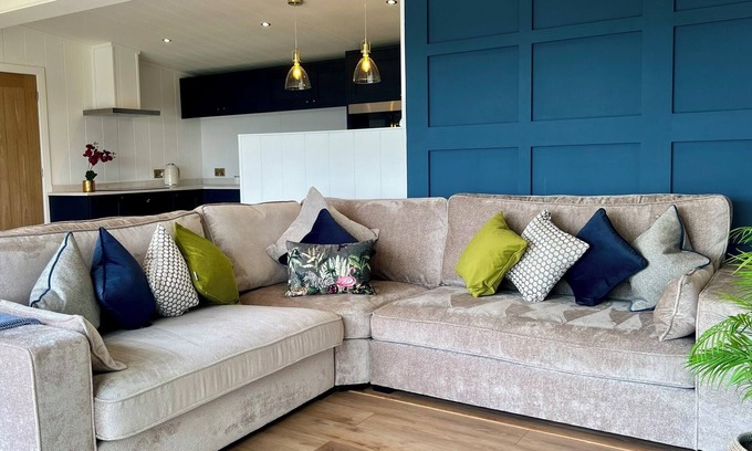 Hawton Cabin | Phoenix Lodge - 2 ensuite bedrooms, lakeside view