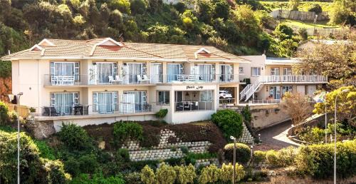 Paradise House | Oceanfront Phoenix Lodge with Restaurant & Family Amenities