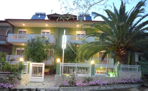 Sarti Apartment | Guest Rated 9/10: Phoenix Studios with Family-Friendly Amenities
