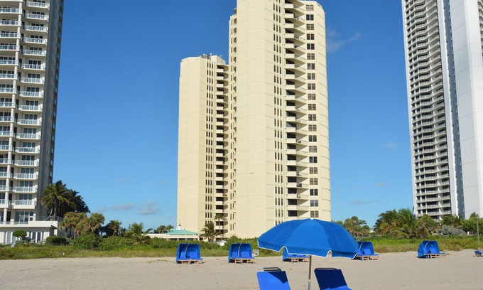 Singer Island Condo | Premier Phoenix Towers Condo with Oceanfront Pool & Beach