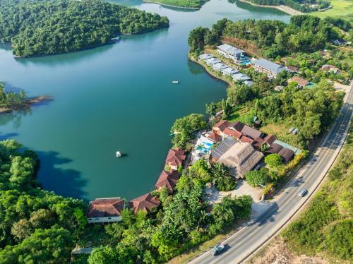 Bo Trach Resort | Relaxing Phong Nha Lake House Resort: Pet Friendly Retreat