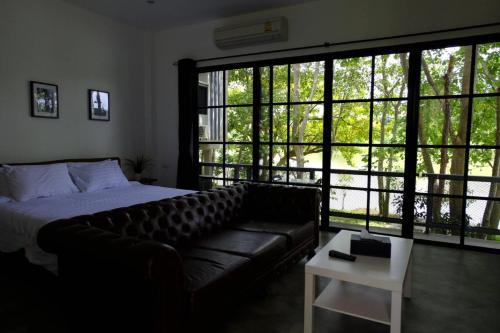 Photharam House | Relax at Photharam126 Resort: Family-Friendly Retreat