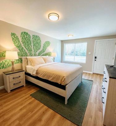 Townsend Hotel | Inviting Meadow Room at Trailblazer Unit 4 - Pet & Kid Friendly