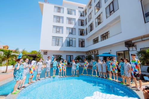 Dong Hoi Hotel | Oceanfront Phu Cuong Beach Hotel with Pool & Hot Tub