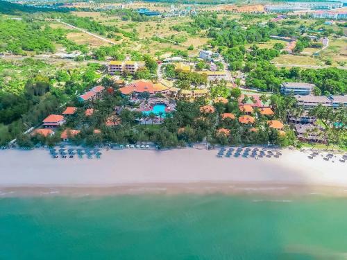 Phu Hai Beach Resort | Relax at Phu Hai Beach Resort & Spa with Pool and Ocean View