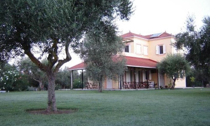Kakovatos House | Top-Rated Phyllida Guest House - Family-Friendly Retreat