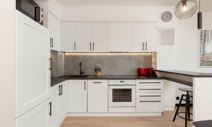 Piaseczno Apartment | Modern Piaseczno Apartment: Pet-Friendly with Breakfast