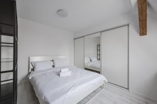 Poznan City Center Apartment | Piaskowa Sunny Roof Studio by BookingHost