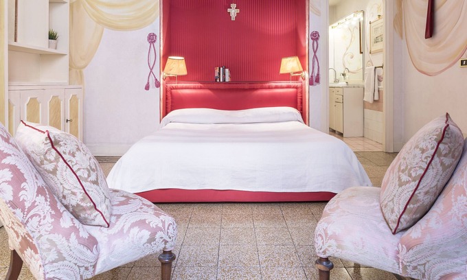 Rione III Colonna Apartment | Piazza Colonna Apartment - Highly Rated Stay with Pool & Spa