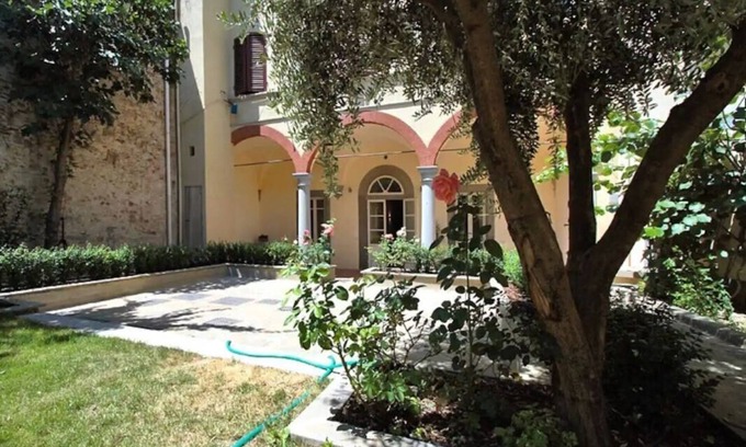 Sant' Ambrogio Apartment | Piazza Dei Ciompi: Private Garden & Family-Friendly Amenities