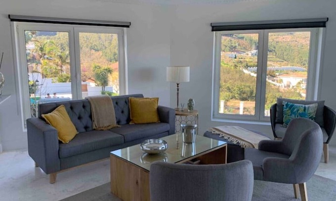 Trawal Apartment | Picasso's 3 Chagall: Family-Friendly Stay with Breakfast