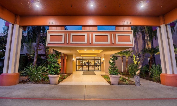 Raisin Hotel | Discover Piccadilly Inn Airport: Pool, Spa & Family-Friendly