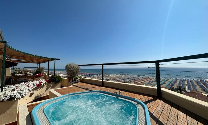 Lido di Camaiore Hotel | Piccadilly Penthouse with Private Jacuzzi & Ocean Views