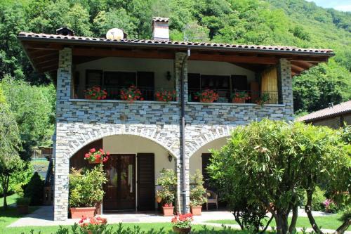 Cannobio Apartment | Relax at Piccola Oasi: Family-Friendly Retreat with High Ratings