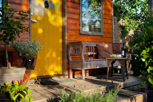 Hepburn House | Cozy Piccolo Cottage with Scenic Views & Family-Friendly Amenities