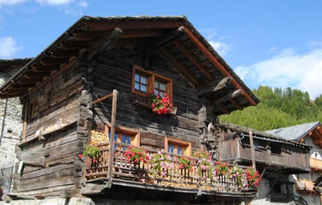 Lignod Ski Chalet | Welcoming Rascard with Child-Friendly Amenities, Rated 9.6