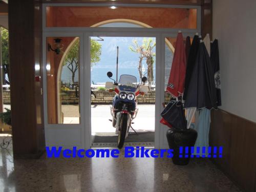 Magugnago Hotel | Cozy Piccolo Hotel by the Lake with Ocean Views