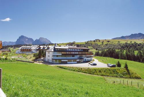 Castelrotto Hotel | Pet-Friendly Piccolo Hotel Sciliar with Pool & Dining Options