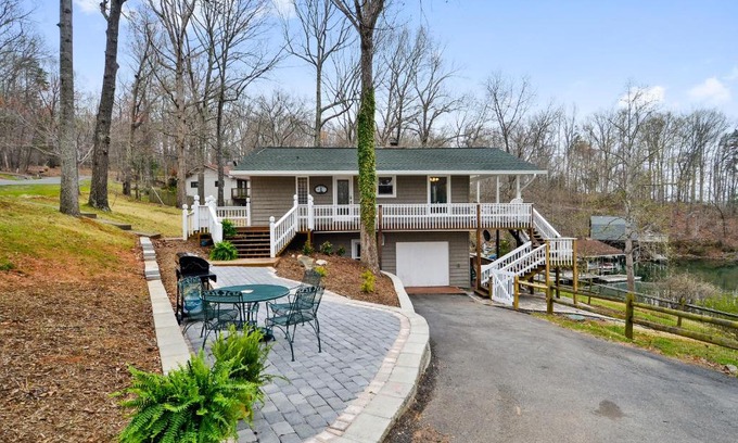 High Point House | Discover Piccolo Nido A Lago: Family & Pet Friendly Retreat