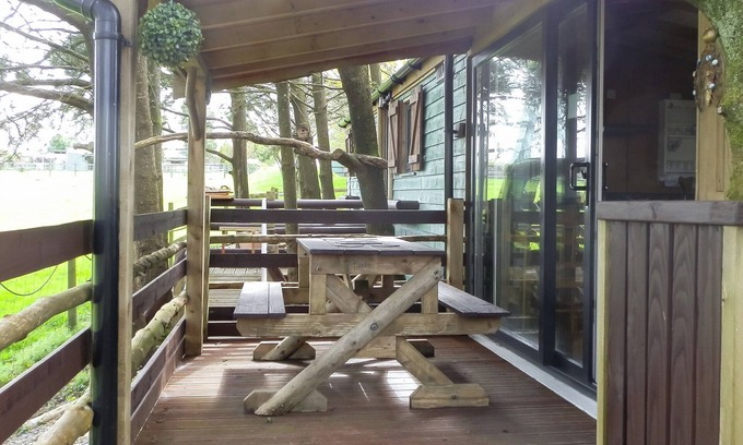 Llangeler Cottage | Discover a Prime Location Near Exciting Dining & Pubs