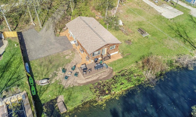 Newaygo Cottage | Waterfront Pickerel Lake Cottage with Kayaks & Pet Friendly