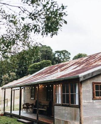 Basket Range House | Discover Family-Friendly Comfort at Pickers Hut - 4 Star Stay