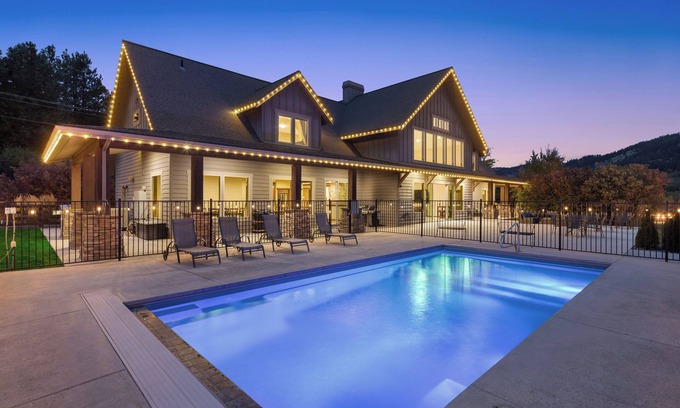 Leavenworth Cabin | Heated Pool & Pickleball: Guest Rated 10/10 Experience