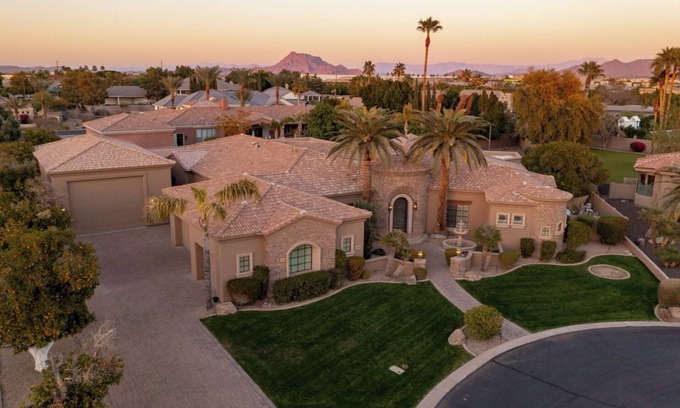 Mesa House | Pickleball, HotTub, Heated Pool, BBQ, Arcade Games