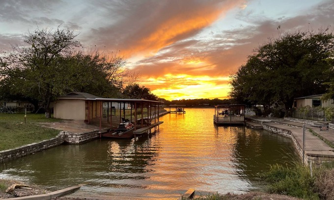 Granbury House | Family-Friendly Retreat with Pickleball & Boat Access