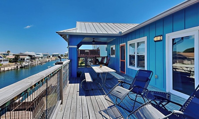 Palm Harbor House | Discover Pickled Pirate: Pet Friendly & Kayak Adventures Await!