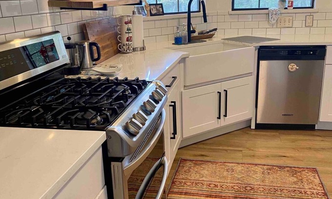 Cedar Creek House | Unforgettable Stay at Pickles & Cheese Chateau - 10/10 Rating
