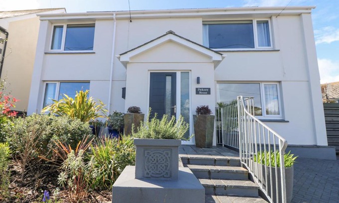 Looe House | Discover Pickney House: Pet-Friendly 4-Star Getaway