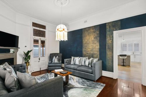 Inglewood House | Timeless Treasures Await at Our 4-Star Pet-Friendly Hotel