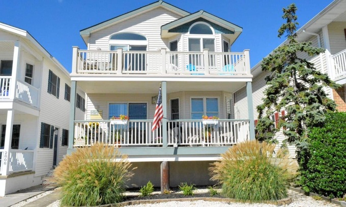 Gold Coast Condo | Idyllic Gold Coast Beachfront Retreat with Ocean Views