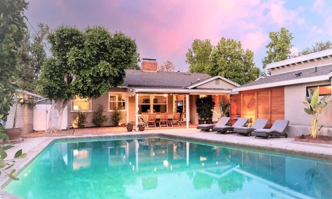 Sherman Oaks House | Picture Perfect Hotel Near Universal Studios & Hollywood