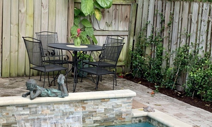 Flamingo Parks Cottage | Discover Your Private Oasis: Palm Beach Villa 1856 Retreat