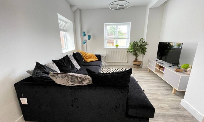 Bicester Apartment | Charming 2 Bedroom Retreat with Breakfast in Bicester